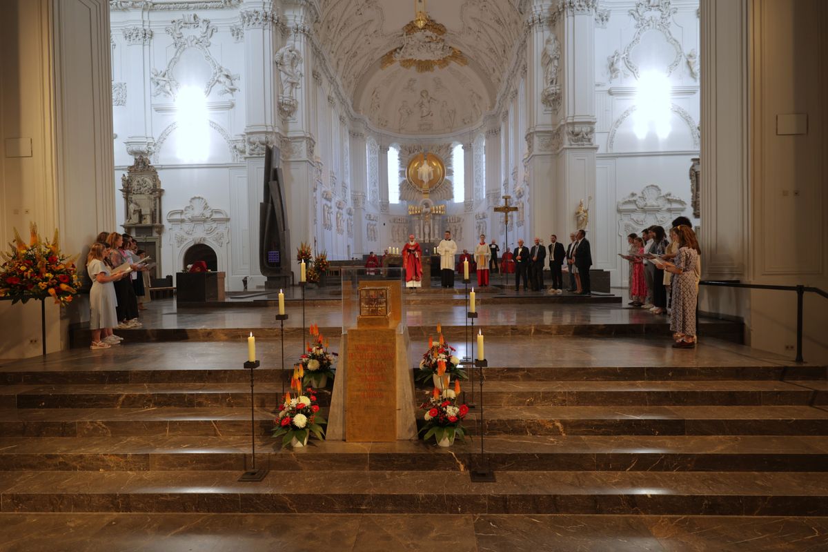 Beim Kiliani-Gottesdienst für die in Schule und Erziehung Tätigen hat Bischof Dr. Franz Jung am Freitag, 11. Juli, im Würzburger Kiliansdom 24 Frauen und Männern die Missio canonica verliehen.
