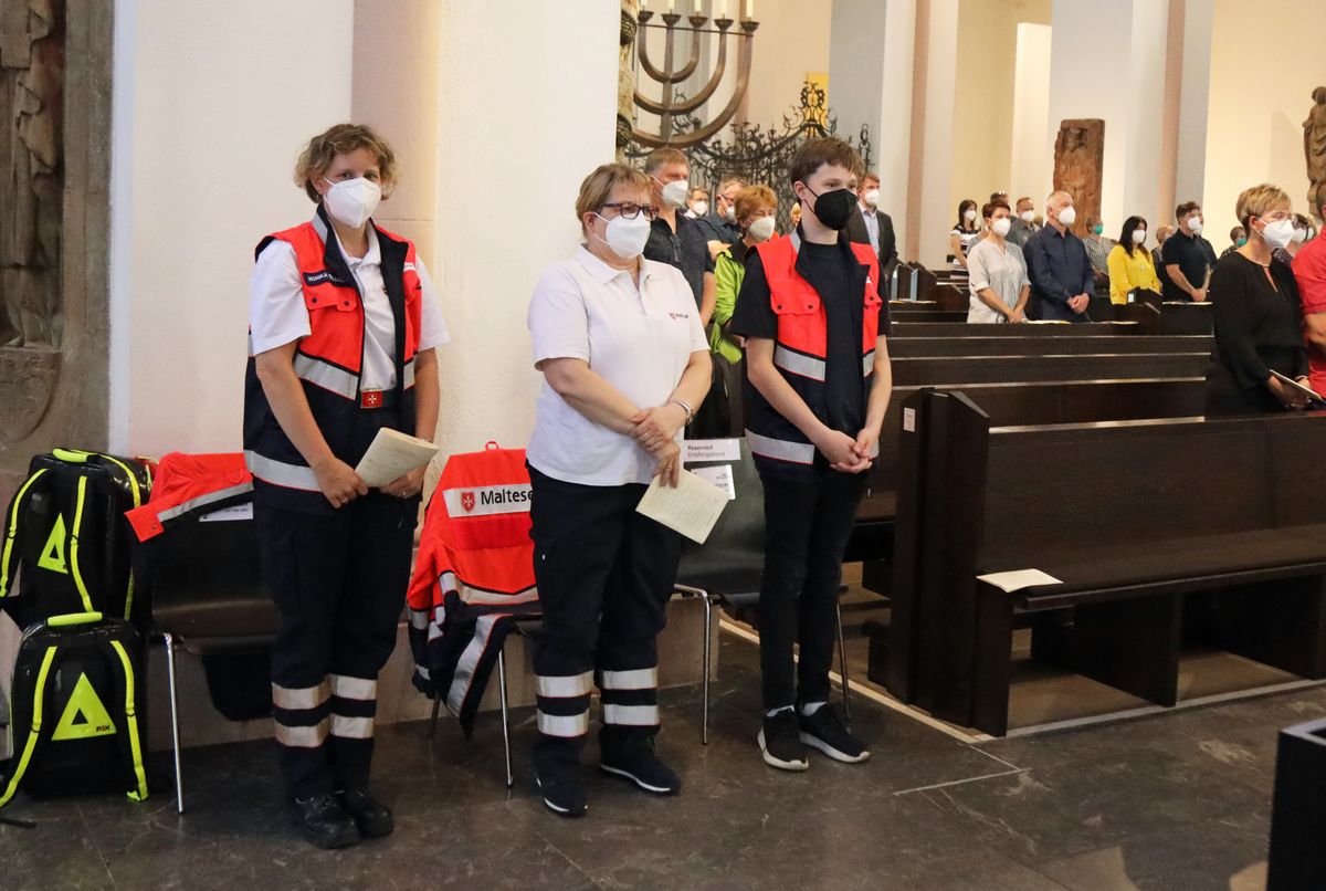 2721/0649 Dankgottesdienst für Ehejubilare mit Bischof Jung am Freitagabend, 2. Juli_28549 Mit rund 120 Ehepaaren aus der ganzen Diözese, die 2020 oder 2021 ihr silbernes Ehejubiläum feiern, hat Bischof Dr. Franz Jung am Freitagabend, 2. Juli, einen Gottesdienst im Würzburger Kiliansdom gefeiert.