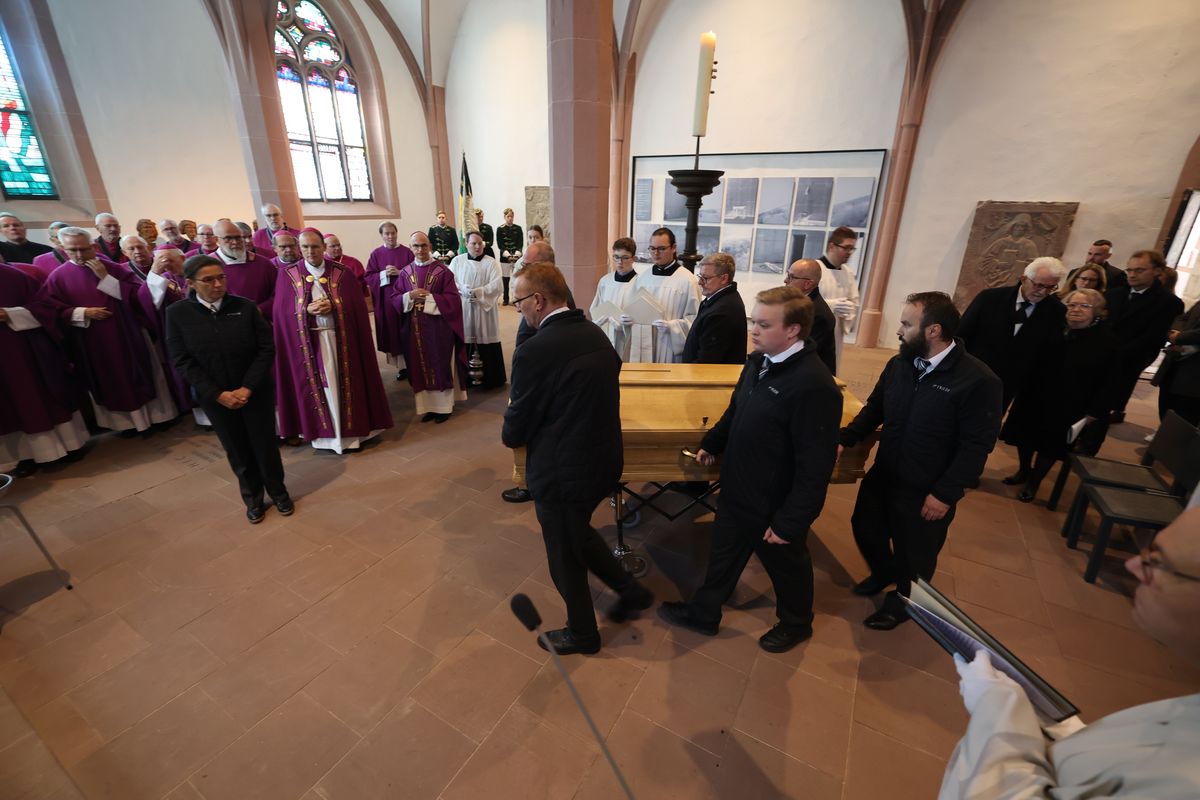 Bischof Dr. Franz Jung feierte am Samstag, 12. Oktober, im Würzburger KIliansdom ein Pontifikalrequiem für Weihbischof em. Helmut Bauer. Die anschließende Beisetzung leitete Dompropst Weihbischof Paul Reder.