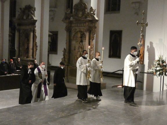 Die Vertreter verschiedener christlicher Konfessionen beim Einzug im Kiliansdom.
