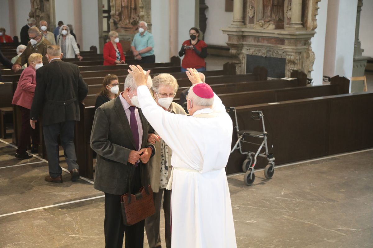 2621/0609 Ehejubilare Weihbischof Boom_27474 Weihbischof Boom und weiteren Priester und Diakone weihen Ehejubilare, die ihr goldenes, diamantenes oder eisernes Ehejubiläum feiern.