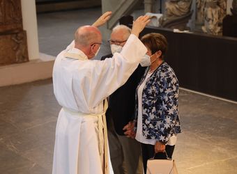 Bischof em. Dr. Friedhelm Hofmann feierte am Freitagnachmittag, 25. Juni, einen Dankgottesdienst mit Ehepaaren, die seit 50, 60 oder 65 Jahren verheiratet sind. Anschließend spendeten der Bischof sowie weitere Priester und Diakone den Jubilaren mit Abstand den Segen.