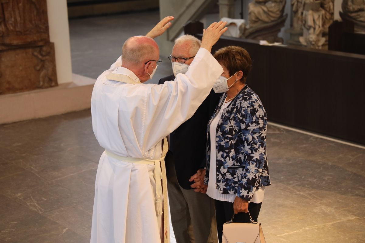 Bischof em. Dr. Friedhelm Hofmann feierte am Freitagnachmittag, 25. Juni, einen Dankgottesdienst mit Ehepaaren, die seit 50, 60 oder 65 Jahren verheiratet sind. Anschließend spendeten der Bischof sowie weitere Priester und Diakone den Jubilaren mit Abstand den Segen.