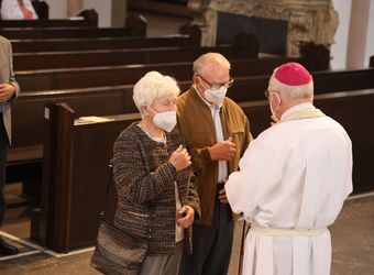 Im Anschluss an den Ehejubilarsgottesdienst mit Weihbischof Ulrich Boom am Freitagvormittag, 2. Juli, konnten sich die Paare von ihm und weiteren Priestern und Diakonen segnen lassen.