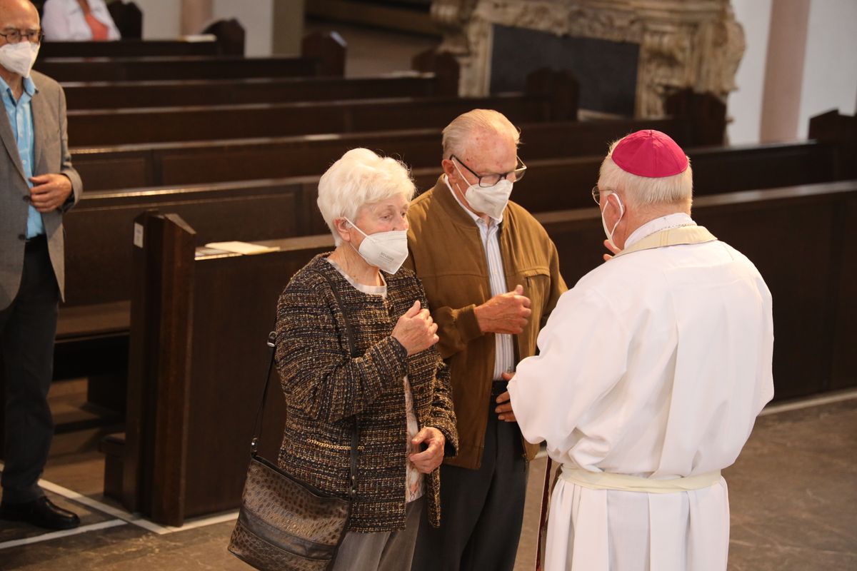 2721/0646 Ehejubilare Freitag, 2- Juli vormittags WB Boom_28459 Im Anschluss an den Ehejubilarsgottesdienst mit Weihbischof Ulrich Boom am Freitagvormittag, 2. Juli, konnten sich die Paare von ihm und weiteren Priestern und Diakonen segnen lassen.