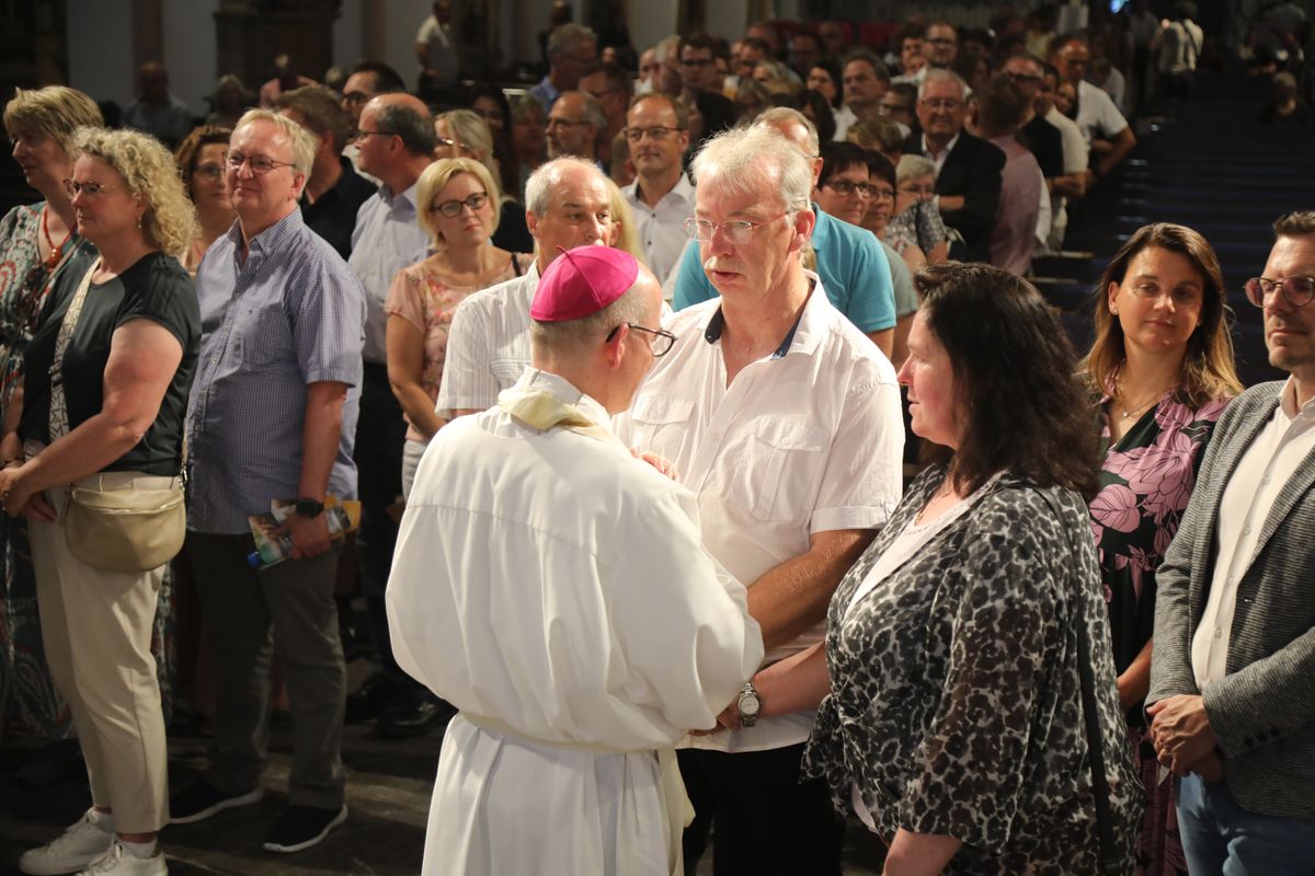 Mit rund 1000 Eheleuten, die in diesem Jahr Silberhochzeit haben, feierte Bischof Dr. Franz Jung am Freitagabend, 4. Juli 2025, einen Pontifikalgottesdienst im Kiliansdom. Im Anschluss erteilten er, Weihbischof Paul Reder sowie weitere Seelsorgerinnen und Seelsorger den Paaren einzeln den Segen.
