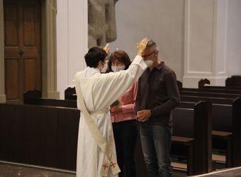 Bischof Dr. Franz Jung feierte am Mittwochabend, 23. Juni, einen Gottesdienst für Ehepaare, die 2021 oder 2021 auf 25 gemeinsame Jahre zurückblicken. Im Anschluss konnten sich die Paare segnen lassen.