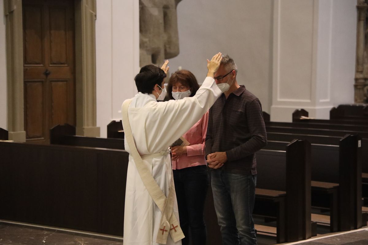 Bischof Dr. Franz Jung feierte am Mittwochabend, 23. Juni, einen Gottesdienst für Ehepaare, die 2021 oder 2021 auf 25 gemeinsame Jahre zurückblicken. Im Anschluss konnten sich die Paare segnen lassen.