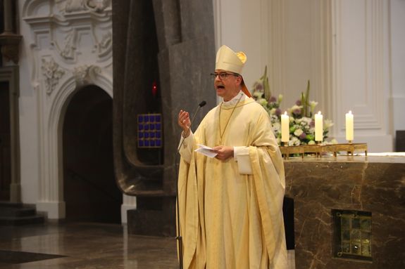 „Die Liebe Christi liegt uns nicht nur zeitlich voraus, sie liegt uns auch inhaltlich voraus. Sie ist so groß, dass sie eingeholt werden muss – ein ganzes Leben lang“, sagte Bischof Dr.  Jung in seiner Predigt.