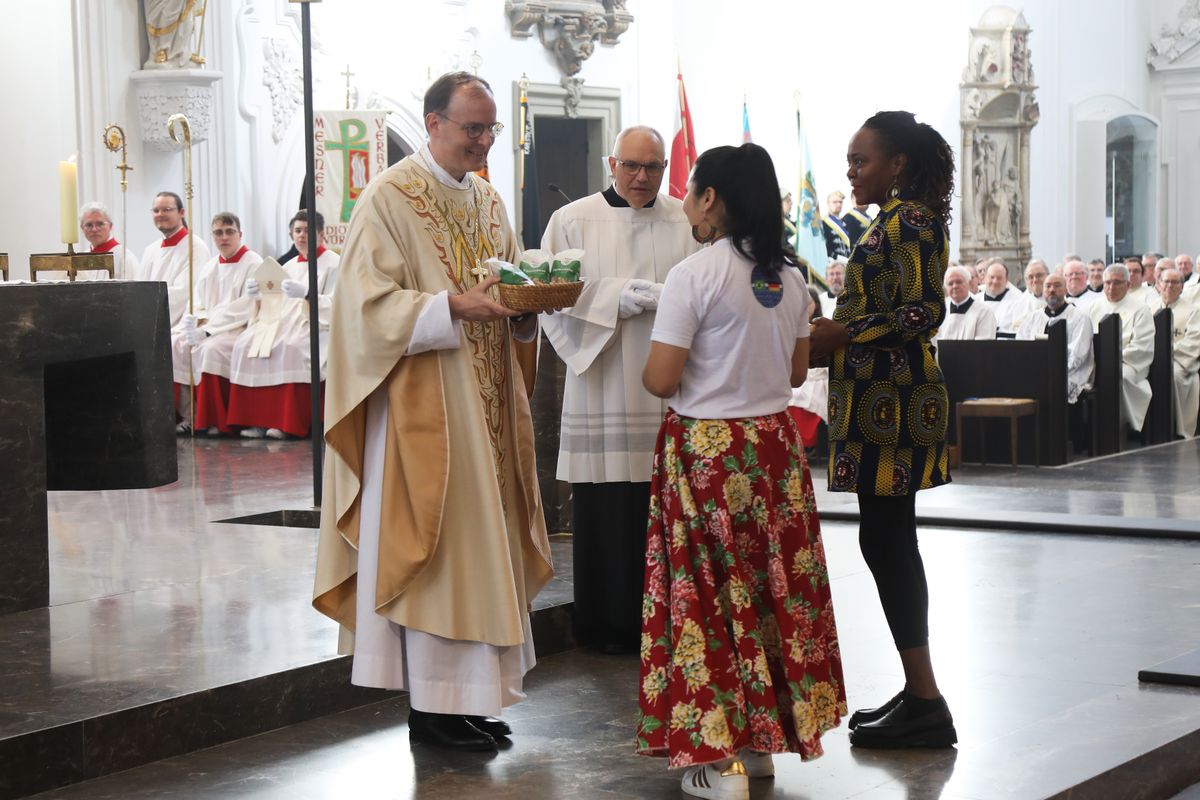Bei einem Pontifkalgottesdienst im Würzburger Kiliansdom ist an Christi Himmelfahrt, 9. Mai 2024, Weihbischof Paul Reder zum Bischof geweiht worden.