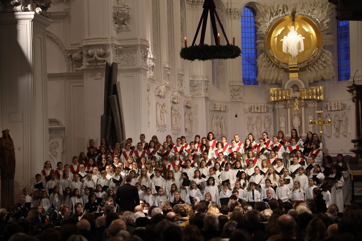 "Weihnachten traditionell" war das Konzert der Mädchenkantorei am Würzburger Dom und des Orchesters Camerata Würzburg unter der Leitung von Domkantor Alexander Rüth am dritten Adventssonntag, 15. Dezember, überschrieben.  "Weihnachten traditionell" war das Konzert der Mädchenkantorei am Würzburger Dom und des Orchesters Camerata Würzburg unter der Leitung von Domkantor Alexander Rüth am dritten Adventssonntag, 15. Dezember, überschrieben.
