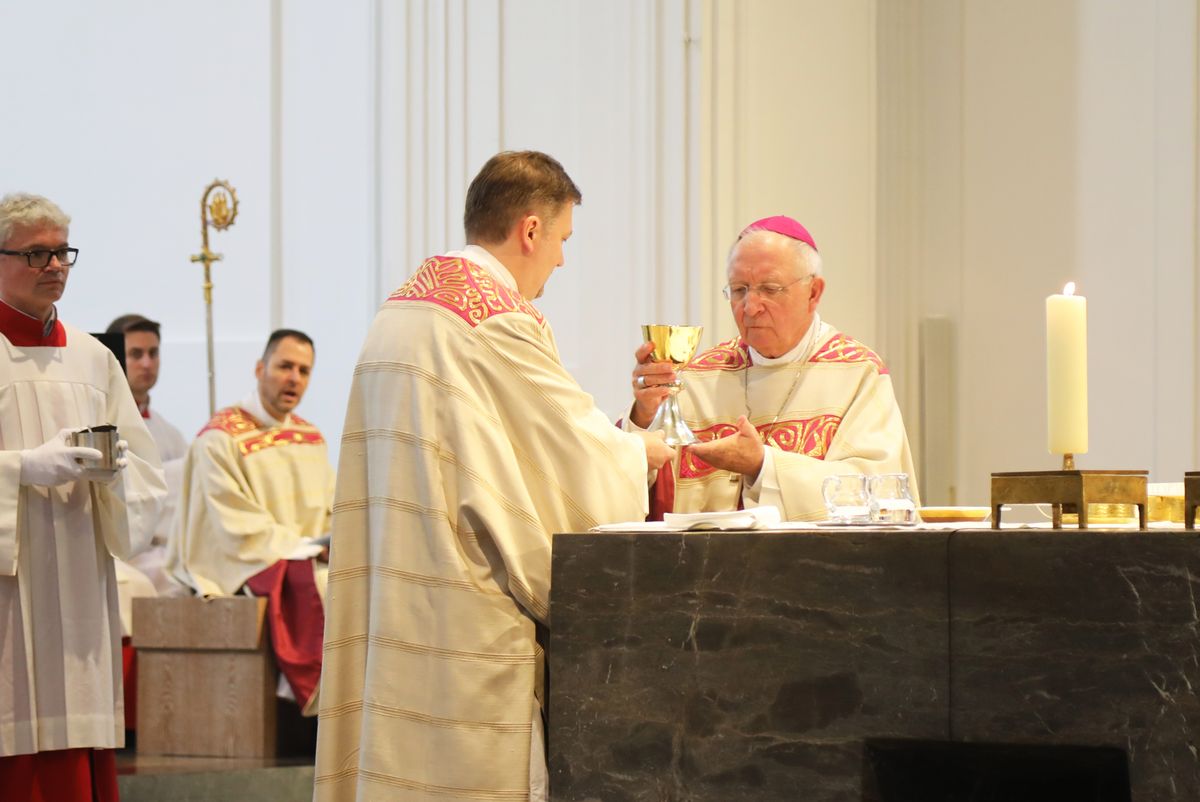 Bei einem Pontifikalgottesdienst am Samstag, 17. Oktober, hat Weihbischof Ulrich Boom im Würzburger Kiliansdom Uwe Becker zum Ständigen Diakon geweiht.