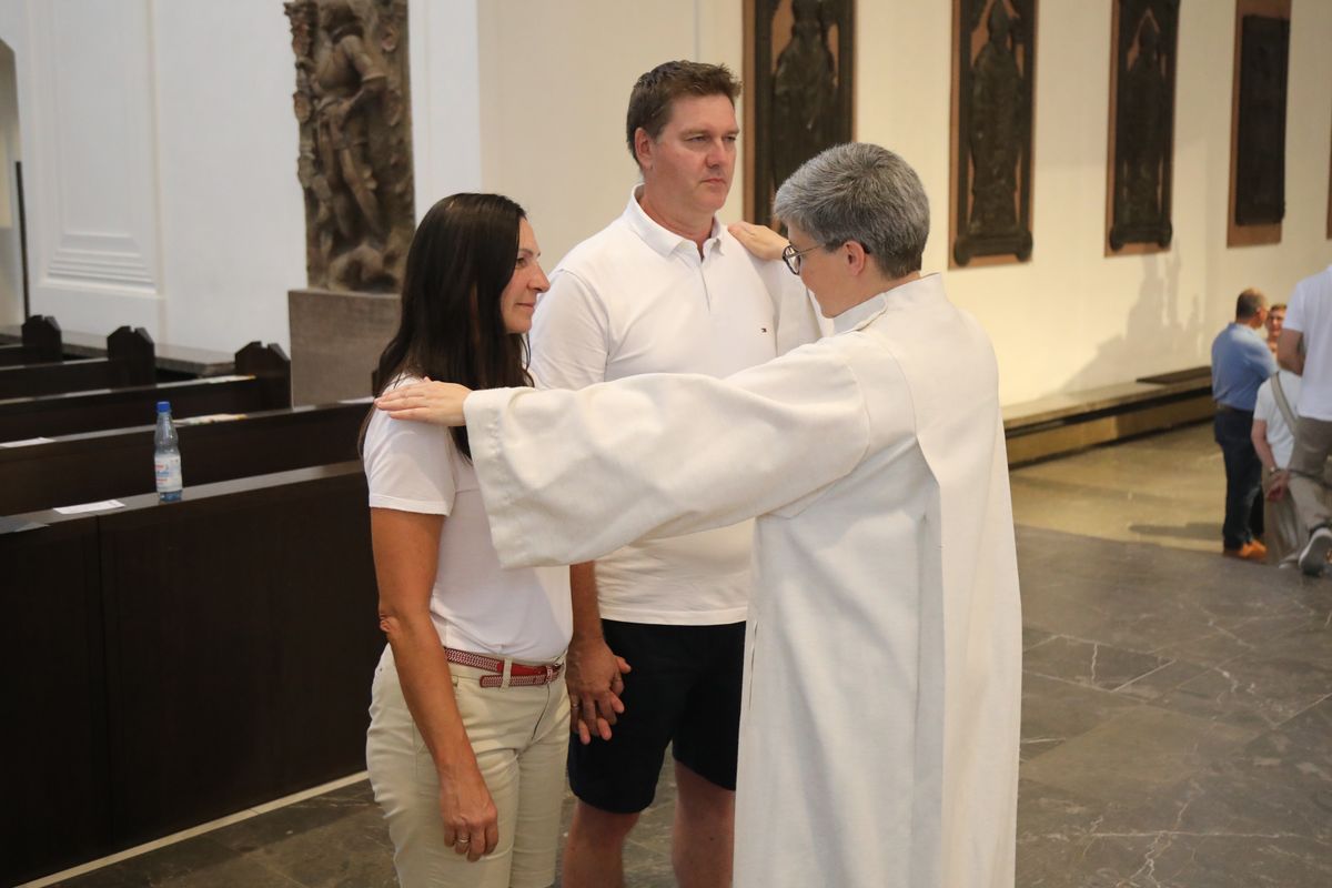 Mit rund 1000 Eheleuten, die in diesem Jahr Silberhochzeit haben, feierte Bischof Dr. Franz Jung am Freitagabend, 4. Juli 2025, einen Pontifikalgottesdienst im Kiliansdom. Im Anschluss erteilten er, Weihbischof Paul Reder sowie weitere Seelsorgerinnen und Seelsorger den Paaren einzeln den Segen.