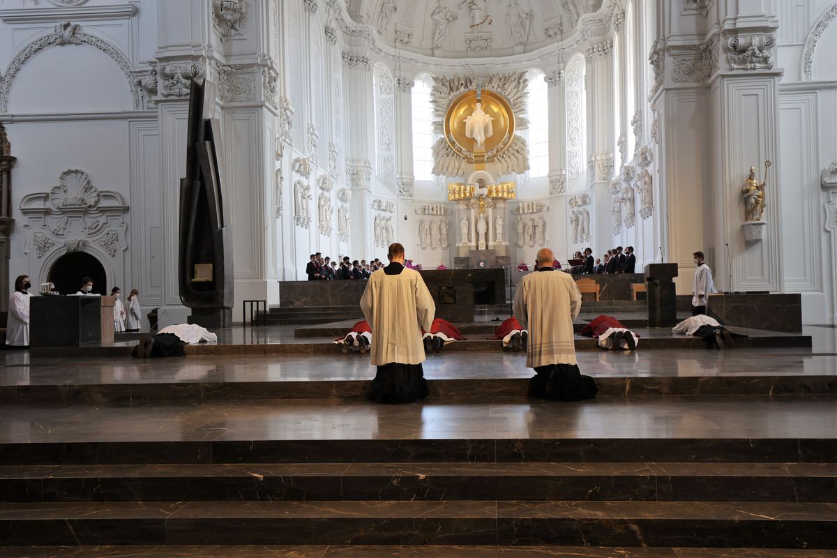 Bischof Dr. Franz Jung hat am Karfreitag, 15. April, die Liturgie vom Leiden und Sterben Jesu im Kiliansdom gefeiert. Bischof Dr. Franz Jung hat am Karfreitag, 15. April, die Liturgie vom Leiden und Sterben Jesu im Kiliansdom gefeiert.