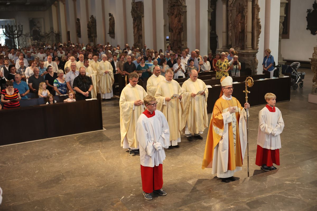 Neun Frauen und fünf Männer hat Bischof Dr. Franz Jung bei einem Pontifikalgottesdienst am Freitag, 19. Juli, als Pastoral- beziehungsweise Gemeindereferenten beauftragt.