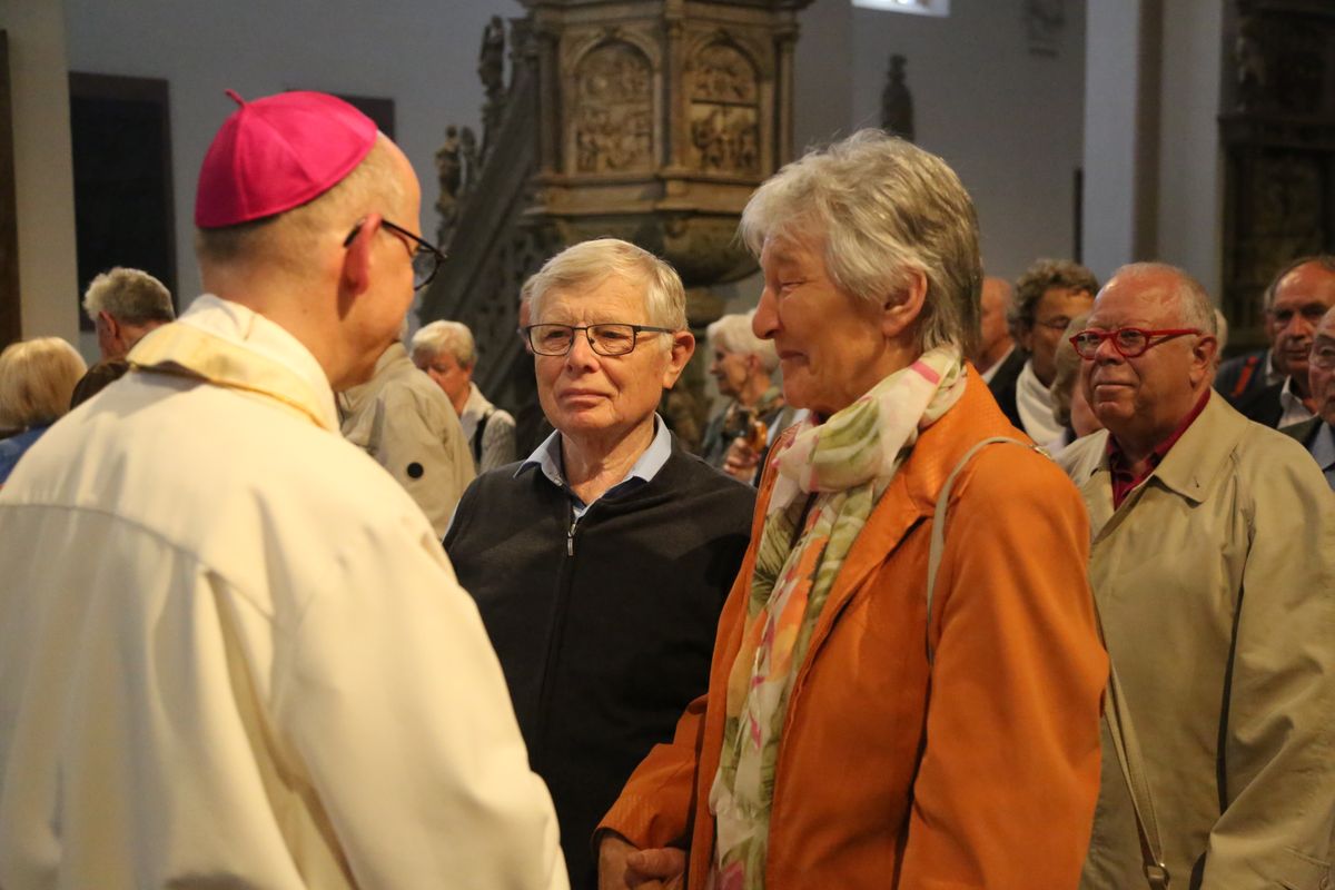 Bischof Dr. Franz Jung hat am Donnerstagnachmittag, 4. Juli, mit etwa 320 Paaren im Kiliansdom ihr goldenes oder diamantenes Ehejubiläum gefeiert.