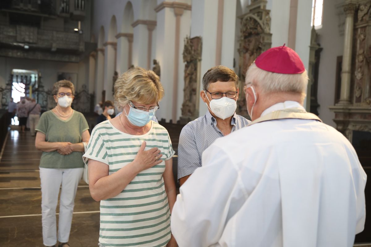 2621/0622 - Ehejubilare Gold mit Weihbischof Ulrich Boom_27935 Weihbischof Ulrich Boom feierte am Montagnachmittag, 26. Juni, einen Gottesdienst für Ehepaare, die 2020 oder 2021 ihr goldenes, diamantenes oder eisernes Ehejubiläum hatten. Im Anschluss konnten sich die Paare segnen lassen.