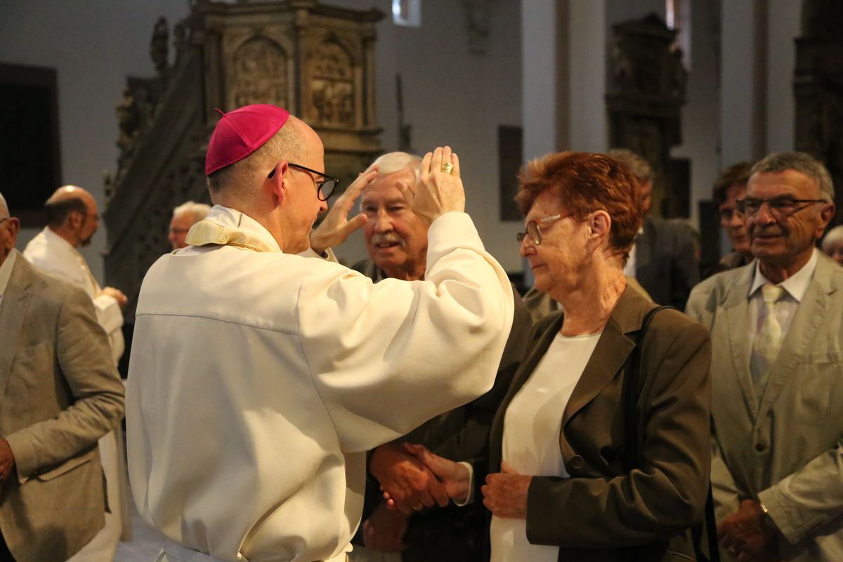 Bischof Dr. Franz Jung hat am Donnerstagnachmittag, 4. Juli, mit etwa 320 Paaren im Kiliansdom ihr goldenes oder diamantenes Ehejubiläum gefeiert.