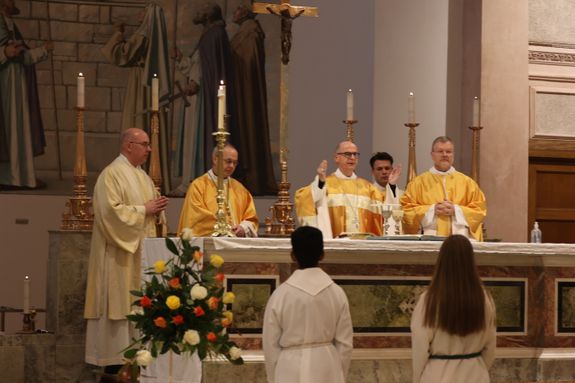 Bischof Dr. Franz Jung feierte am Sonntag, 6. Oktober, einen Gottesdienst zum Abschluss der Irlandwallfahrt mit den Reliquien der Frankenapostel in der Kathedrale von Cavan. Im Anschluss wurde der Schrein mit den Häuptern der Märtyrer für den Rücktransport nach Würzburg sicher verpackt.