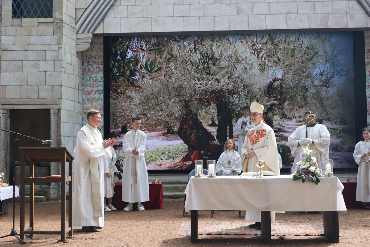Pfarrer Markus Grzibek (links) dankte Bischof Dr. Franz Jung für das Feiern des Gottesdiensts zur Eröffnung der Sömmersdorfer Passionsspiele 2024.  Pfarrer Markus Grzibek (links) dankte Bischof Dr. Franz Jung für das Feiern des Gottesdiensts zur Eröffnung der Sömmersdorfer Passionsspiele 2024.