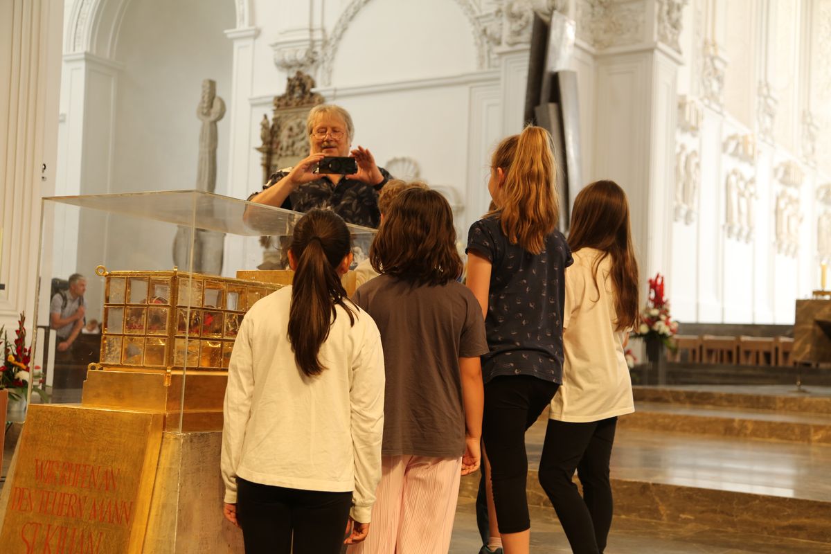 Über 1400 Kinder und ihre Begleiter sind am Montagvormittag, 7. Juli 2025, zum Gottesdienst für Erstkommunionkinder mit Bischof Dr. Franz Jung in den Würzburger Kiliansdom gekommen. 