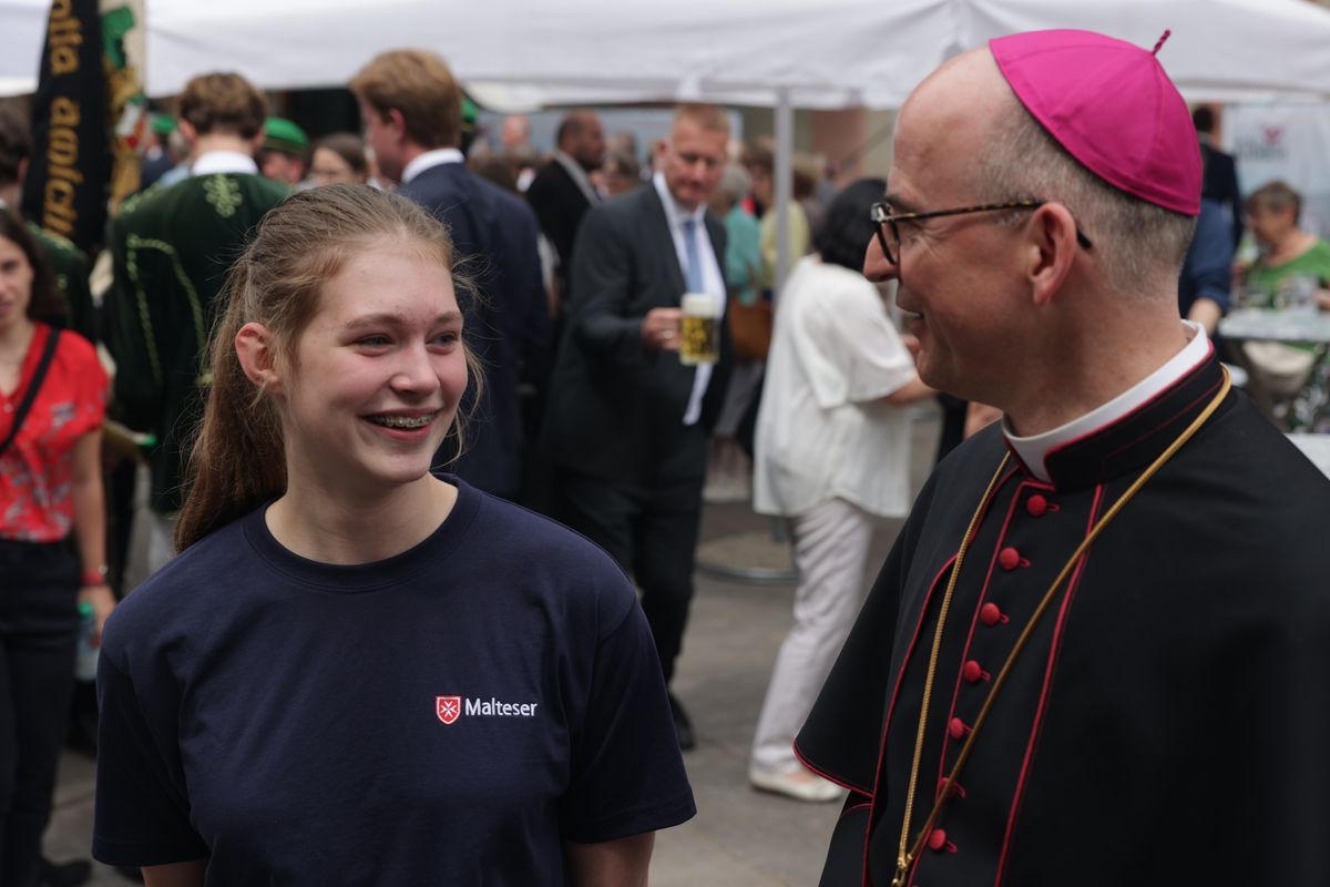 Mit einer Reliquienprozession von Sankt Burkard über die Alte Mainbrücke und einem Pontifikalgottesdienst im Kiliansdom ist am Sonntag, 6. Juli, die Kiliani-Wallfahrtswoche 2025 eröffnet worden.