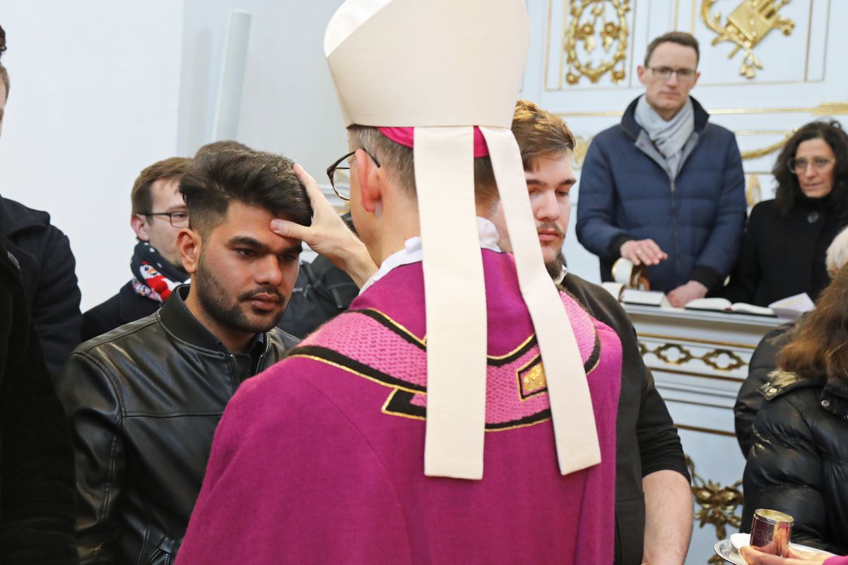 Bei einer Feier im Neumünster ließ Bischof Dr. Franz Jung 20 Erwachsene zu Taufe, Firmung und Eucharistie zu sowie eine Bewerberin für die Erwachsenenfirmung.