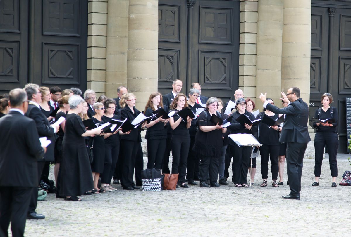 Der Domchor unter der Leitung von Domkapellmeister Christian Schmid begleitete die Fronleichnamsprozession 2019 in Würzburg.
