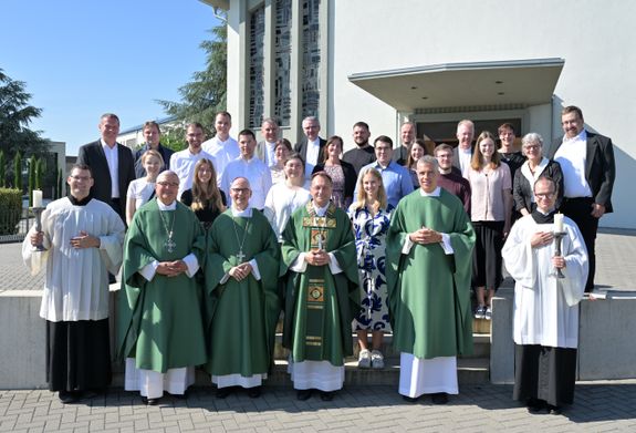 Die Teilnehmerinnen und Teilnehmer der neuen kooperativen Ausbildung zusammen mit Vertretern der (Erz-)Bistümer, unter anderem Bischof Dr. Franz Jung (vordere Reihe, dritter von links).