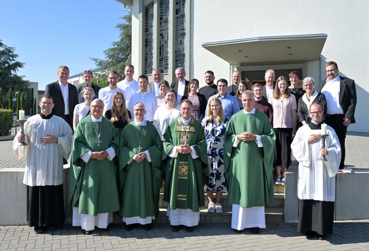Die Teilnehmerinnen und Teilnehmer der neuen kooperativen Ausbildung zusammen mit Vertretern der (Erz-)Bistümer, unter anderem Bischof Dr. Franz Jung (vordere Reihe, dritter von links).