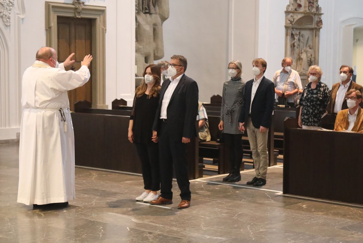 2621/0613 Gottesdienst für Ehejubilare Generalvikar Dr. Vorndran am Freitag, 25. Juni 2021_27664 Generalvikar Dr. Jürgen Vorndran feierte am Freitagabend, 25. Juni, einen Dankgottesdienst mit Ehepaaren, die seit 25 Jahren verheiratet sind. Anschließend spendeten der Generalvikar sowie weitere Priester und Diakone den Jubilaren mit Abstand den Segen.