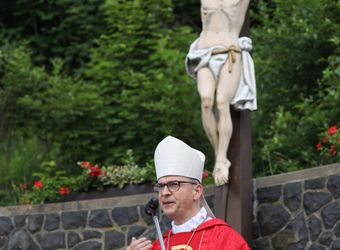 Bischof Dr. Franz Jung feierte am Montagabend, 5. Juli, einen Kiliani-Pontifikalgottesdienst auf dem Kreuzberg.