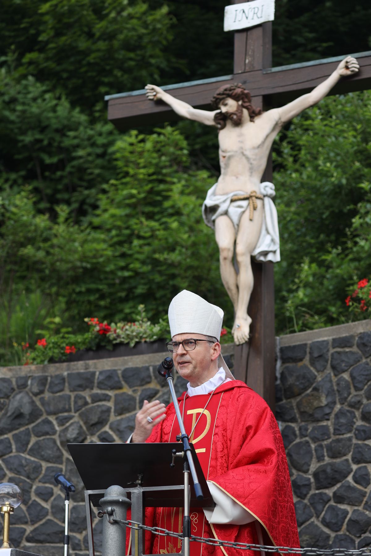 2721/0660 Kiliani Kreuzberg Bischof_28649 Bischof Dr. Franz Jung feierte am Montagabend, 5. Juli, einen Kiliani-Pontifikalgottesdienst auf dem Kreuzberg.
