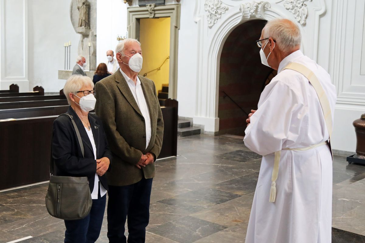 	 Weihbischof Ulrich Boom feierte am Mittwochnachmittag, 30. Juni, einen Gottesdienst für Ehepaare, die 2020 oder 2021 ihr goldenes, diamantenes oder eisernes Ehejubiläum hatten. Im Anschluss konnten sich die Paare segnen lassen.