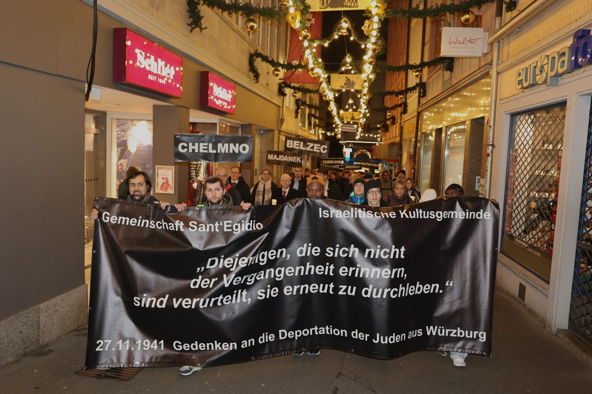An die erste Deportation von jüdischen Menschen aus Würzburg durch die Nationalsozialisten am 27. November 1941 erinnerte ein von der Gemeinschaft Sant