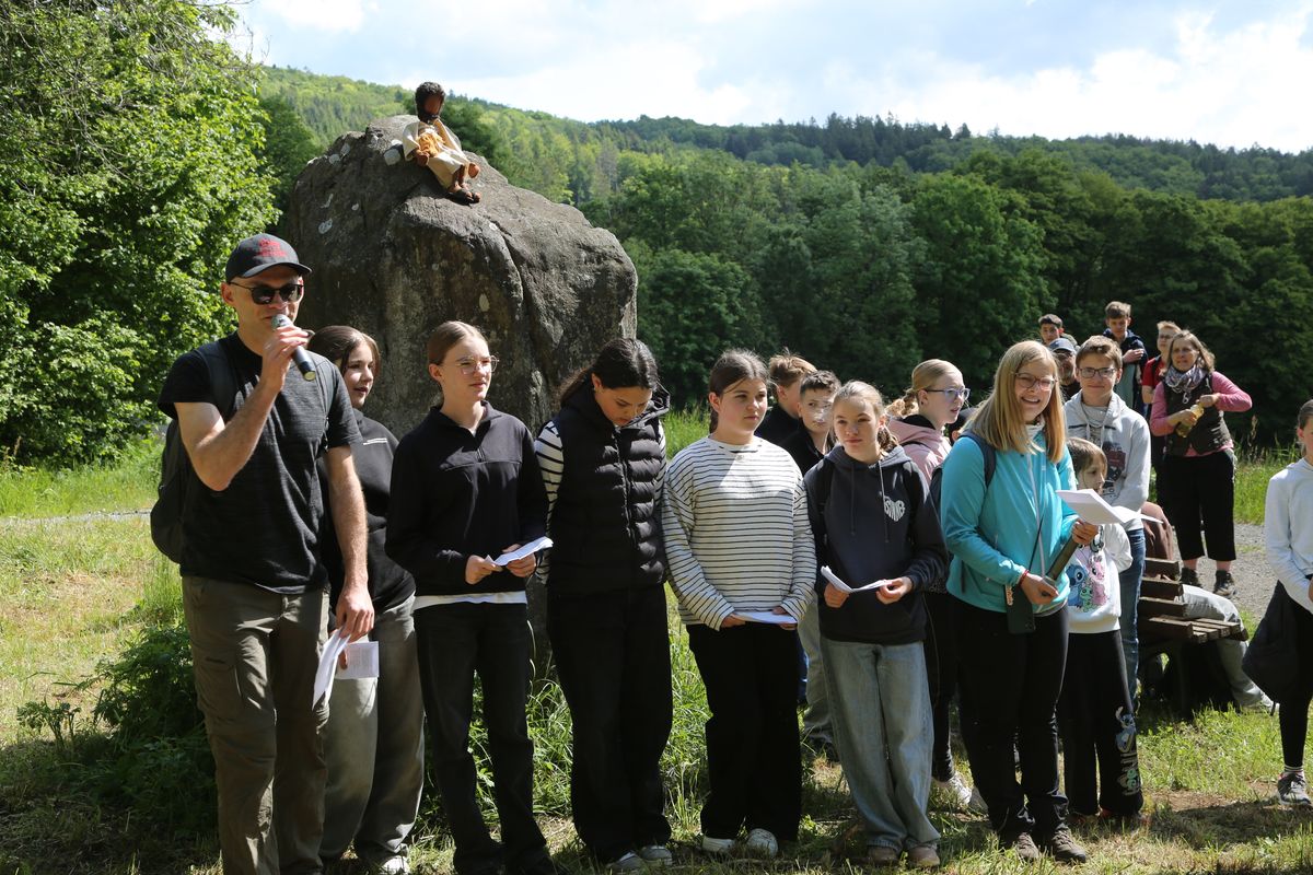 Fast 400 Gläubige haben an der Ökumenischen Kreuzbergwallfahrt mit Bischof Jung und Regionalbischöfin Bornowski teilgenommen.  Fast 400 Gläubige haben an der Ökumenischen Kreuzbergwallfahrt mit Bischof Jung und Regionalbischöfin Bornowski teilgenommen.