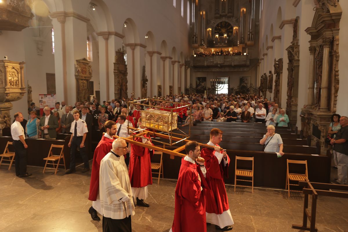 Mit einer Reliquienprozession von Sankt Burkard über die Alte Mainbrücke und einem Pontifikalgottesdienst im Kiliansdom ist am Sonntag, 6. Juli, die Kiliani-Wallfahrtswoche 2025 eröffnet worden.