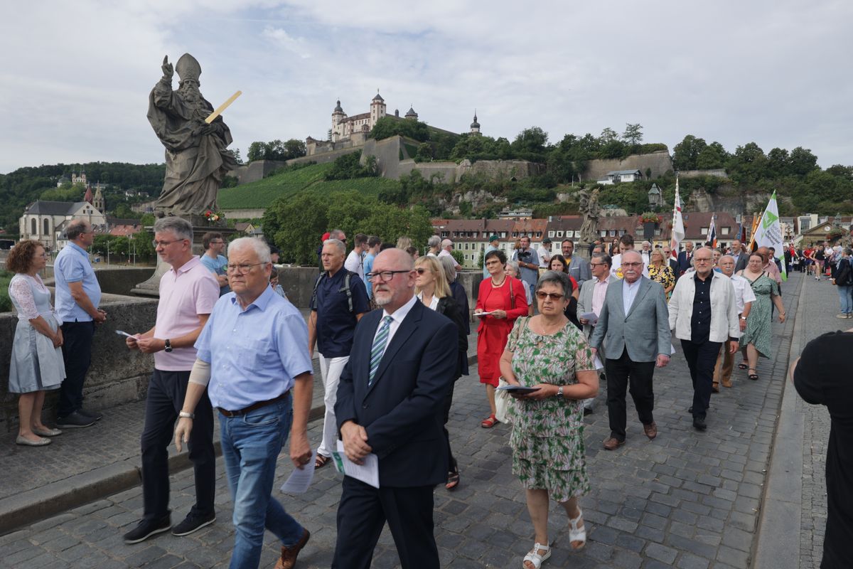 Mit einer Reliquienprozession von Sankt Burkard über die Alte Mainbrücke und einem Pontifikalgottesdienst im Kiliansdom ist am Sonntag, 6. Juli, die Kiliani-Wallfahrtswoche 2025 eröffnet worden.