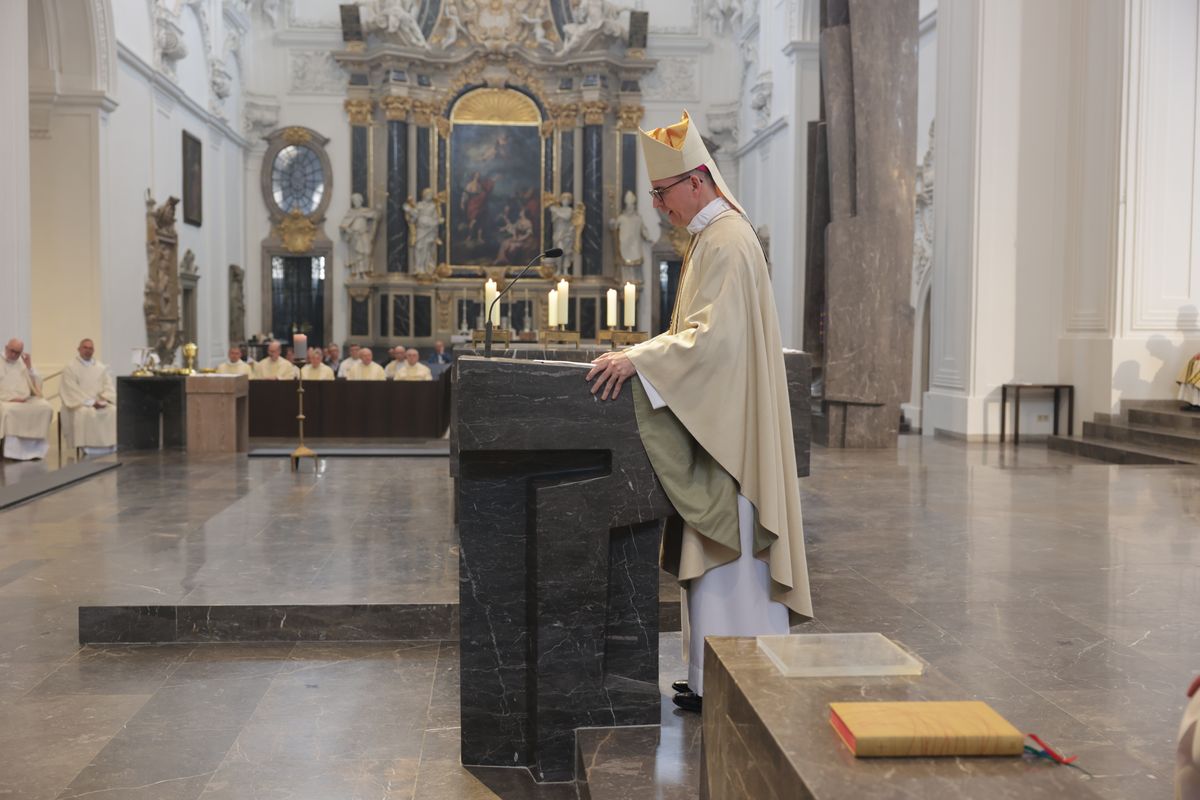 Bischof Dr. Franz Jung nahm für seine Predigt die drei Heiligen Öle als Leitfaden für seine Gedanken zum geistlichen Amt . Bischof Dr. Franz Jung nahm für seine Predigt die drei Heiligen Öle als Leitfaden für seine Gedanken zum geistlichen Amt .