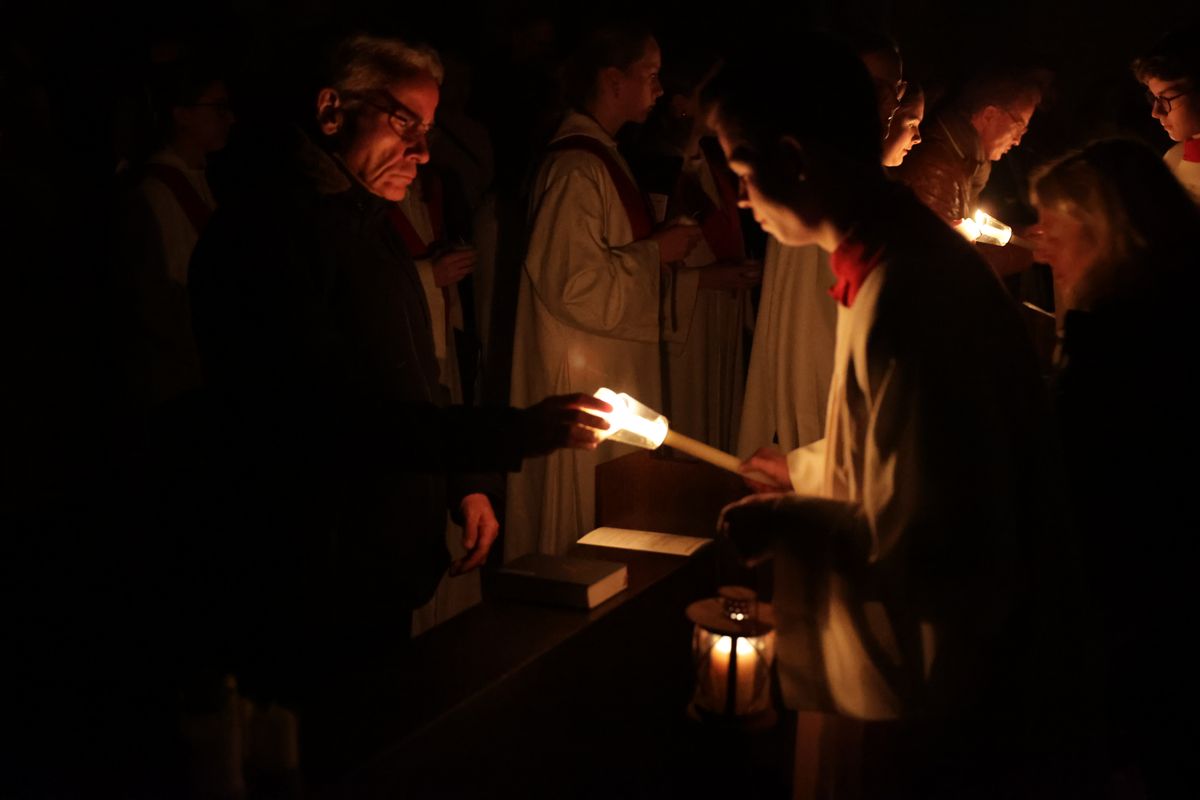 Danach wurde das Osterlicht in Begleitung von Mitgliedern des Domkapitels in den dunklen Kiliansdom getragen und an die Gläubigen weitergereicht.