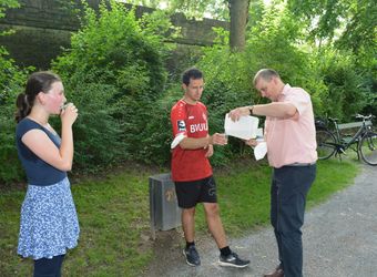 „Sightjogging“ nannte sich das Angebot der Regionalstelle für kirchliche Jugendarbeit (kja) Würzburg beim Kiliani-Tag der Jugend am 10. Juli. Eine vierköpfige Laufgruppe steuerte im Laufschritt sehenswerte Orte („sights“) in Würzburg an. Dort gab es Verschnaufpausen, Trinkwasser in Bechern und Kurzimpulse. Insgesamt legten die Jogger eine Strecke von über sieben Kilometern bei sommerlichen Temperaturen zurück. Im Bild: Im „Klein-Nizza“, eine mit Teichen und Blumenbeeten gestaltete Parkanlage in Würzburg, wurden die Jogger von Diözesanlandjugendseelsoger Florian Meier (rechts) erwartet. Der Geistliche Leiter der Katholischen Landjugendbewegung (KLJB) in der Diözese Würzburg verteilte Trinkwasser an die Teilnehmer der Laufgruppe (von links): Lisa-Marie Knechtle und Sebastian Schmied.