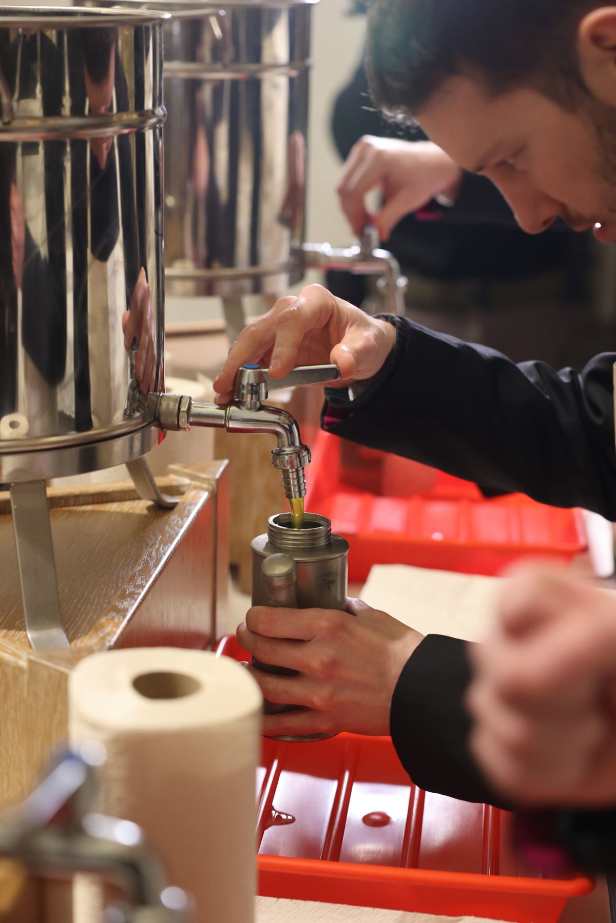 Bischof Dr. Franz Jung hat am Montagabend, 25. März, im Würzburger Kiliansdom die Heiligen Öle für alle 43 Pastoralen Räume im Bistum Würzburg  geweiht.