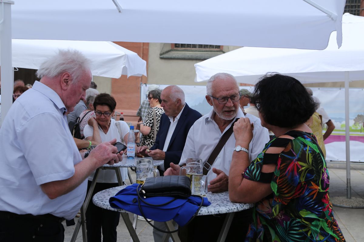 Rund 250 Ehejubilare haben am Freitagnachmittag, 4. Juli, im Kiliansdom in einem Pontifikalgottesdienst mit Weihbischof em. Ulrich Boom ihr Eheversprechen erneuert. 