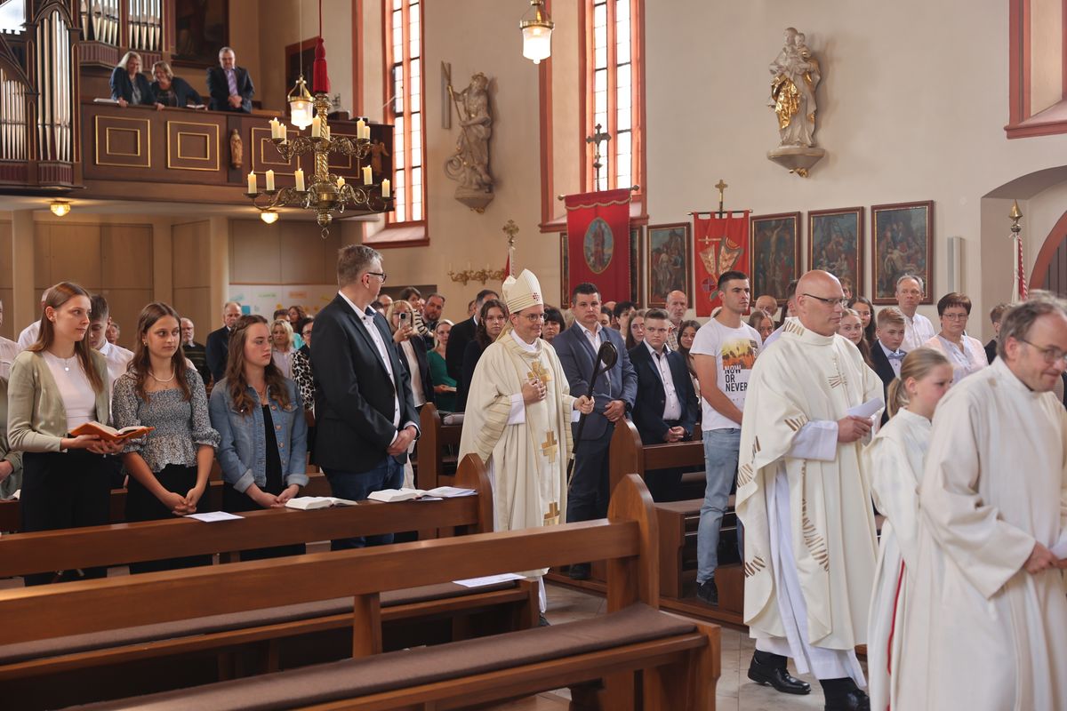Weihbischof Paul Reder hat am Donnerstag, 16. Mai, auf den Tag genau eine Woche nach seiner Bischofsweihe, zum ersten Mal eine Firmung gehalten.  25 Jungen und Mädchen spendete er in Hofheim das Sakrament. Weihbischof Paul Reder hat am Donnerstag, 16. Mai, auf den Tag genau eine Woche nach seiner Bischofsweihe, zum ersten Mal eine Firmung gehalten.  25 Jungen und Mädchen spendete er in Hofheim das Sakrament.