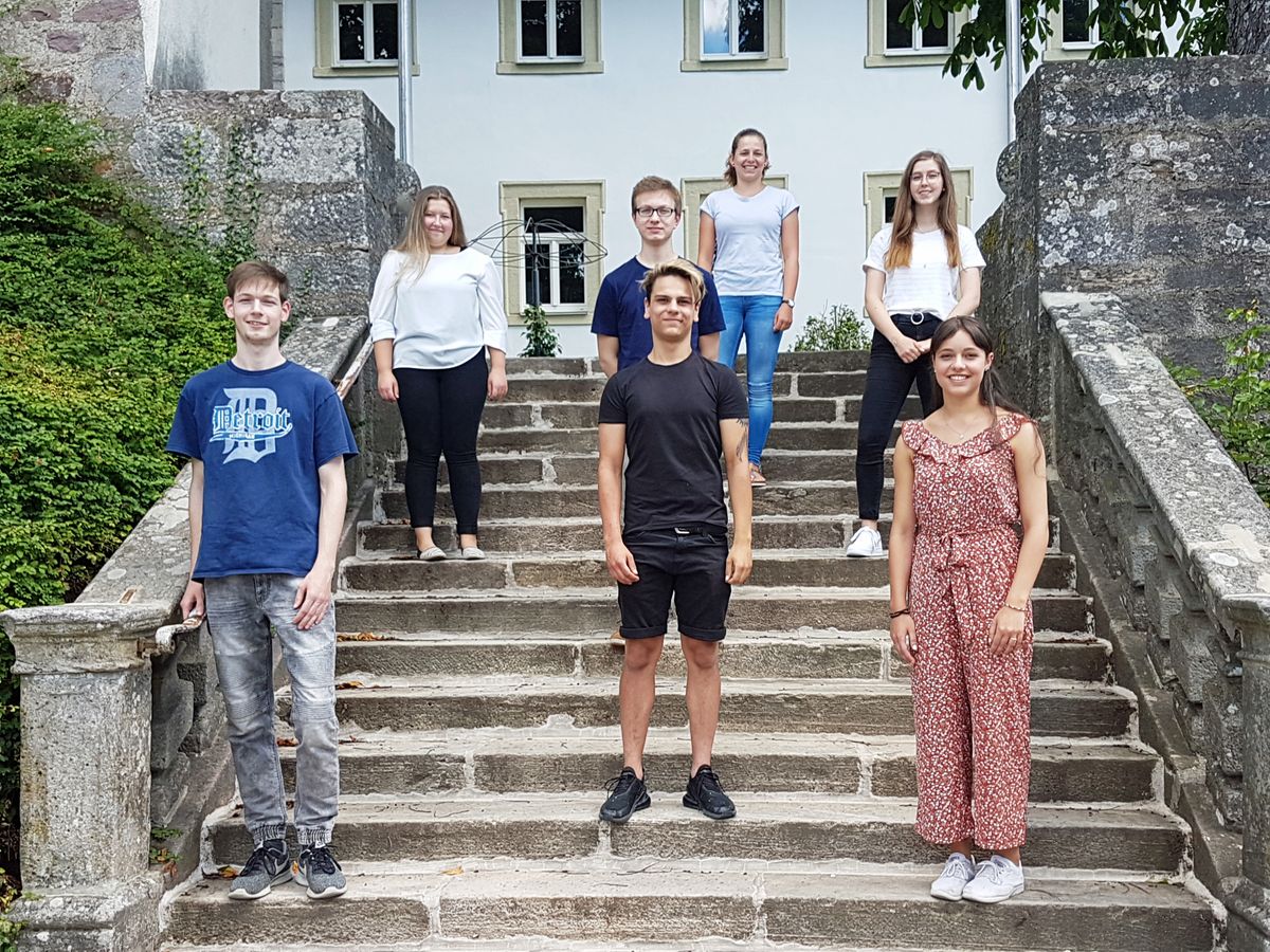 Antonia Keßler (links hinten) und Annika Martin (2. von rechts hinten) haben in der Jugendbildungsstätte Volkersberg erfolgreich die Ausbildung zur Hauswirtschafterin abgeschlossen. Mit ihnen wurden verabschiedet (vorne von links) Florian Brust (Bundesfreiwilligendienst), Finn Sengstock und Eileen Blumrich (Freiwilliges Soziale Jahr) sowie (hinten) Laurin Krumpschmid (Bundesfreiwilligendienst) und FOS-Praktikantin Selina Vogler.