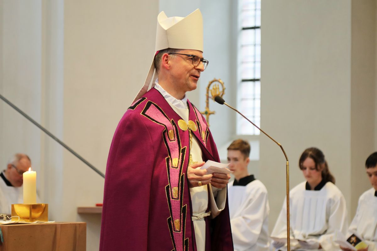 Bei einer Feier im Neumünster ließ Bischof Dr. Franz Jung 20 Erwachsene zu Taufe, Firmung und Eucharistie zu sowie eine Bewerberin für die Erwachsenenfirmung.