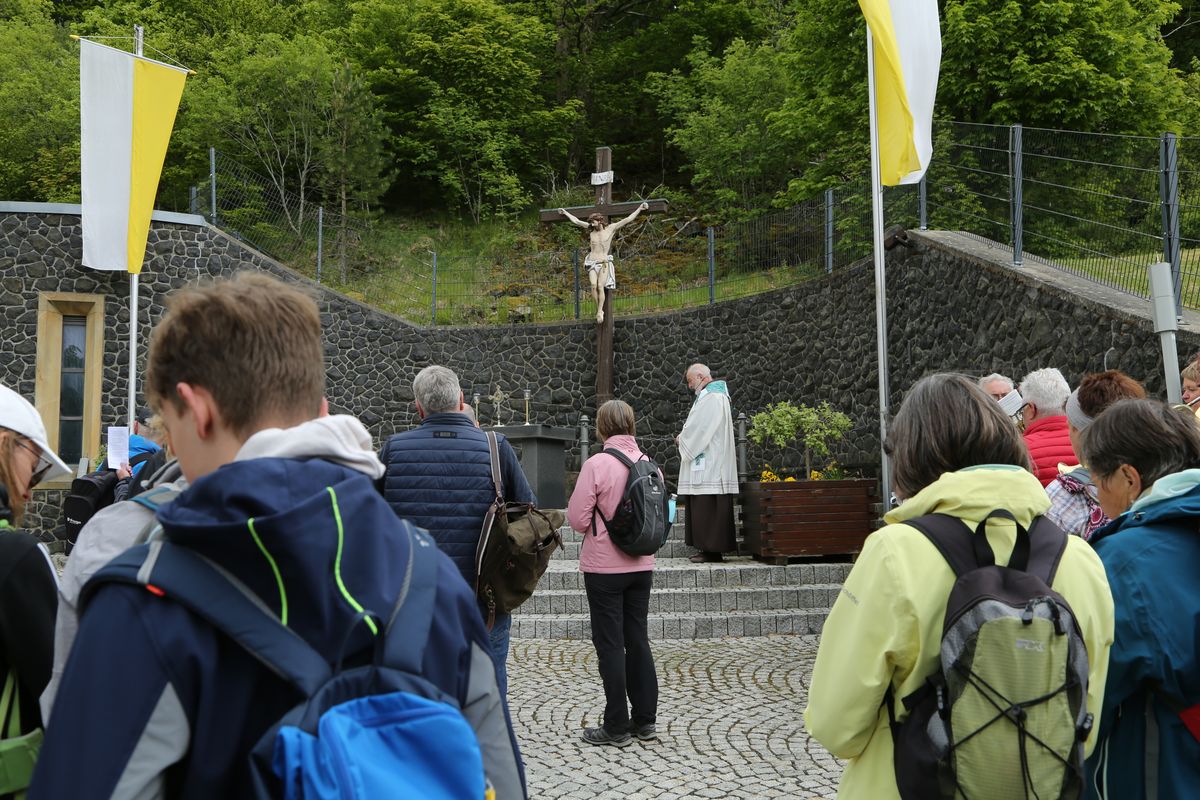 Fast 400 Gläubige haben an der Ökumenischen Kreuzbergwallfahrt mit Bischof Jung und Regionalbischöfin Bornowski teilgenommen.  Fast 400 Gläubige haben an der Ökumenischen Kreuzbergwallfahrt mit Bischof Jung und Regionalbischöfin Bornowski teilgenommen.