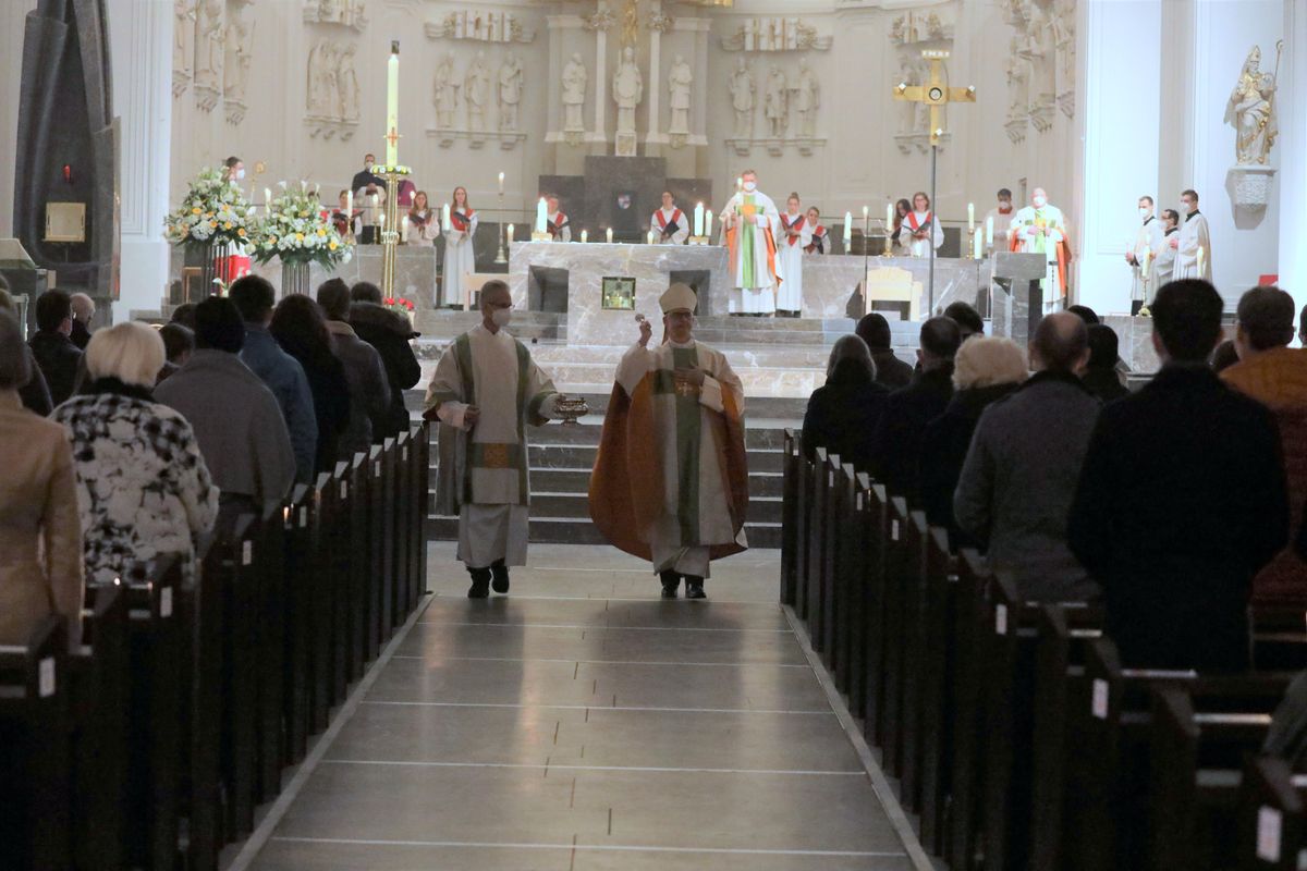 Bischof Dr. Franz Jung besprengte bei der Tauferneuerung die Gläubigen mit Osterwasser.