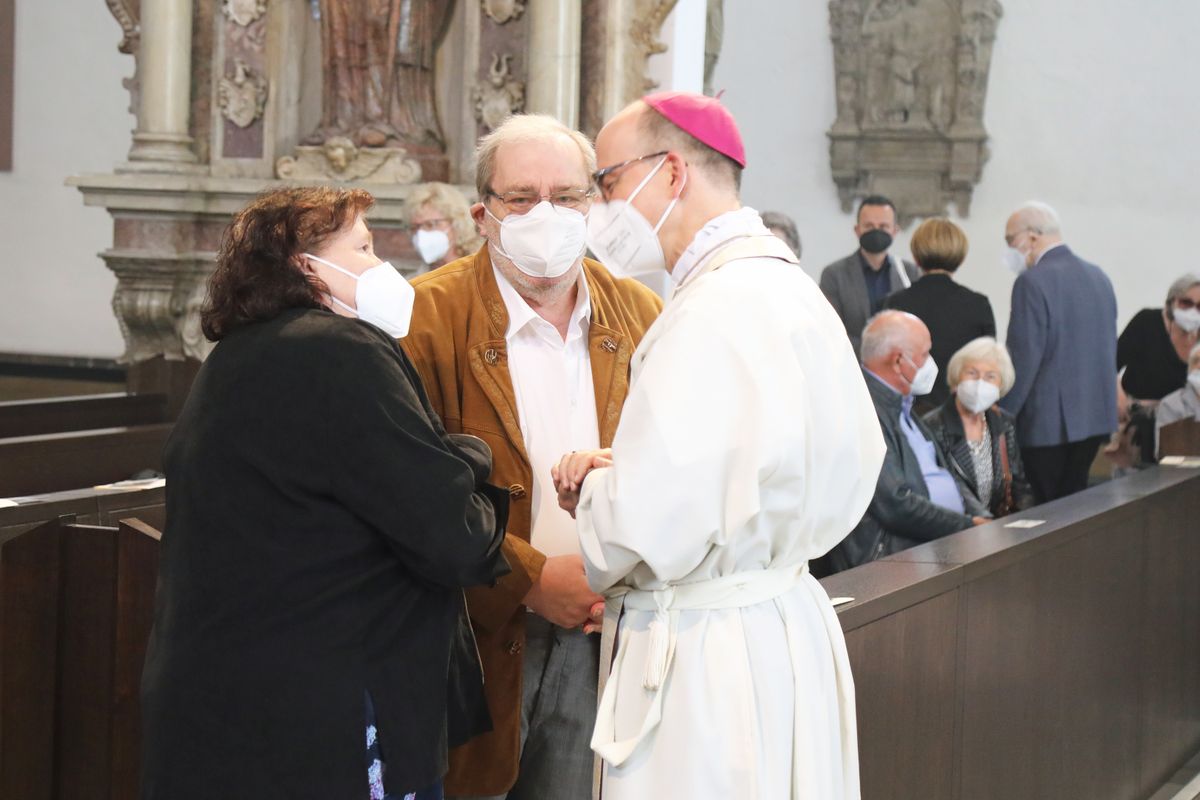 2721/0648 Gottesdienst für Ehejubilare mit Bischof Dr. Franz Jung am Freitagnachmittag, 2. Juli 2021_28529 Bischof Dr. Franz Jung feierte am Freitagnachmittag, 2. Juli 2021, einen Dankgottesdienst im Kiliansdom mit Ehepaaren, die goldenes, diamantenes oder eisernes Ehejubiläum feiern.