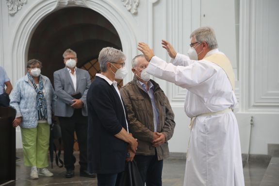 2621/0609 Ehejubilare Weihbischof Boom_27481 Weihbischof Boom und weitere Priester und Diakone weihen Ehepaare, die ihr goldenes, diamantenes oder eisernes Ehejubiläum feiern.